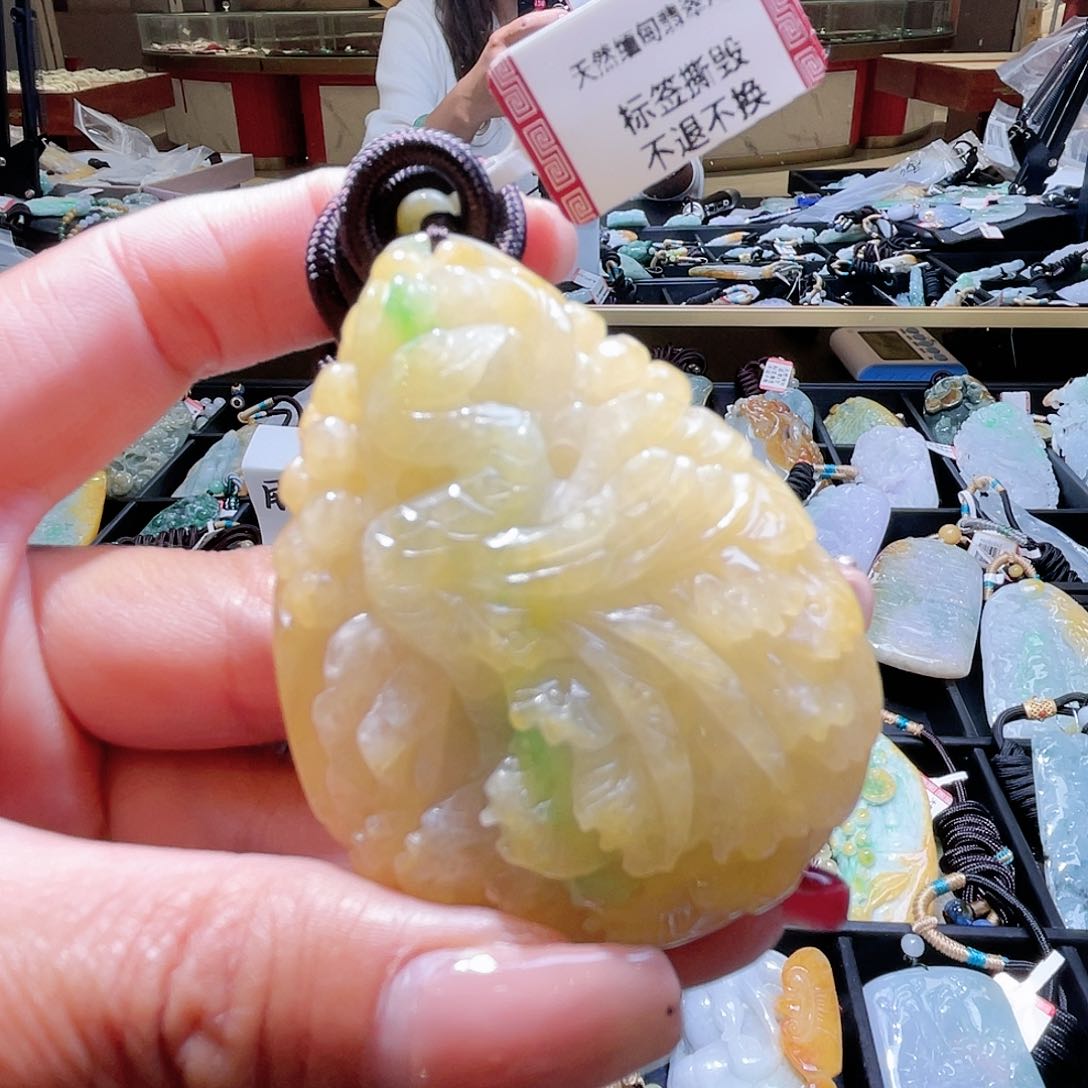 翡翠未镶嵌颈饰一个