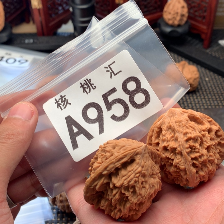 文玩核桃吊坠牡丹纹