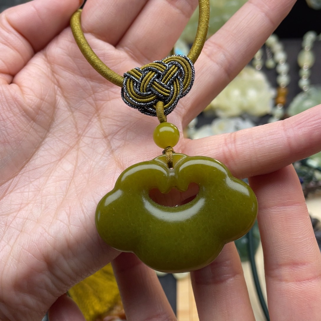 蛇纹石玉颈饰未镶嵌