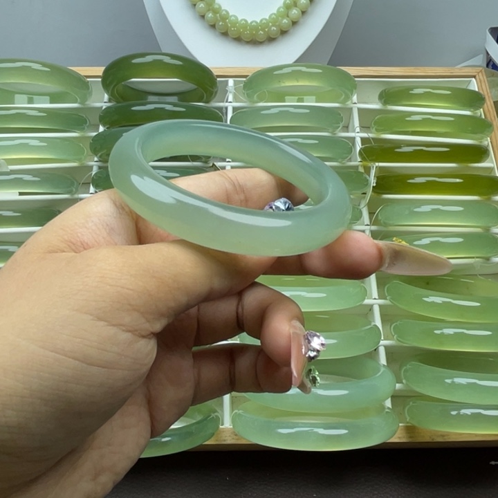 在***手蛇纹石玉合金手镯