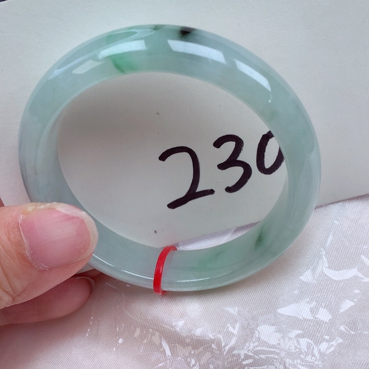 翡翠手镯未镶嵌翡翠