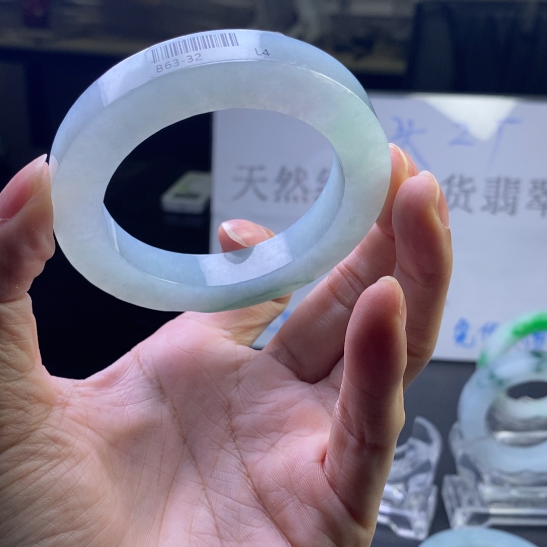 霓***衣定制翡翠未镶嵌手镯发一个