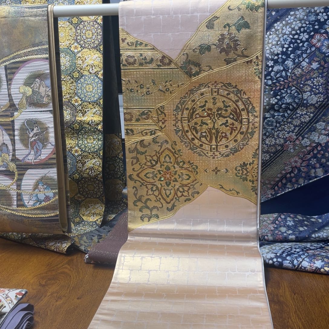 织绣盘金绣嵌螺钿