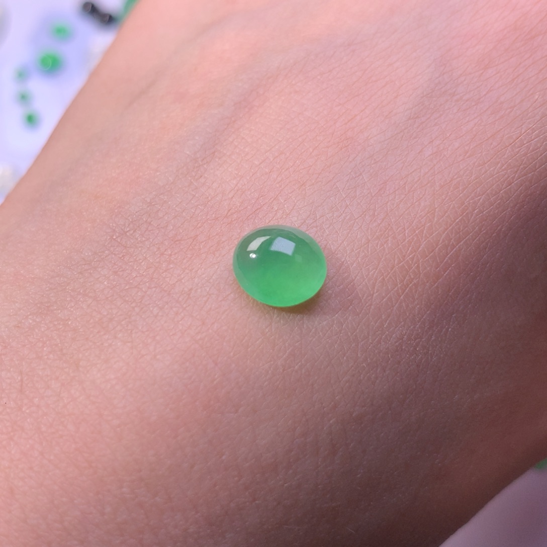 翡翠裸石高冰木纳绿蛋面8.8-7.8-3.9