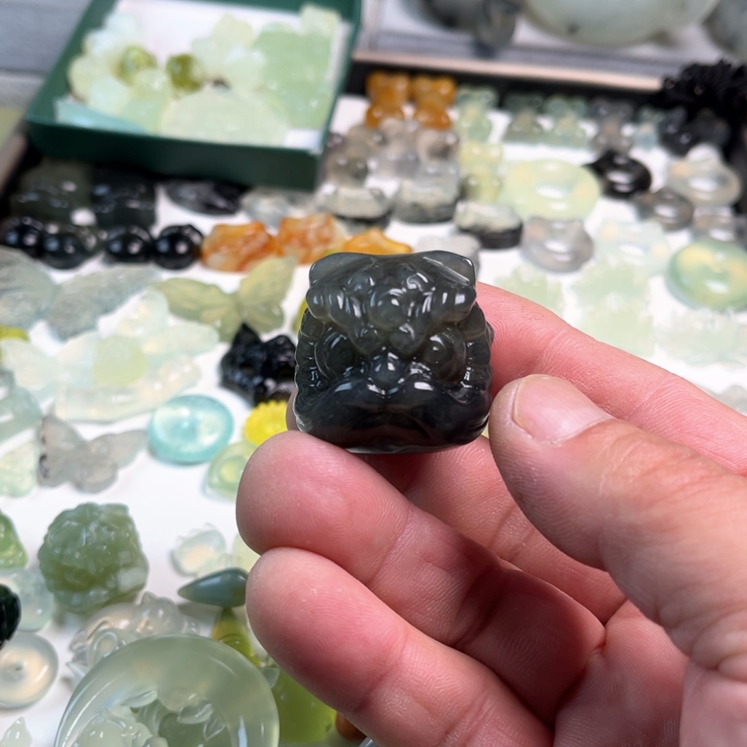 蛇纹石玉原石未镶嵌