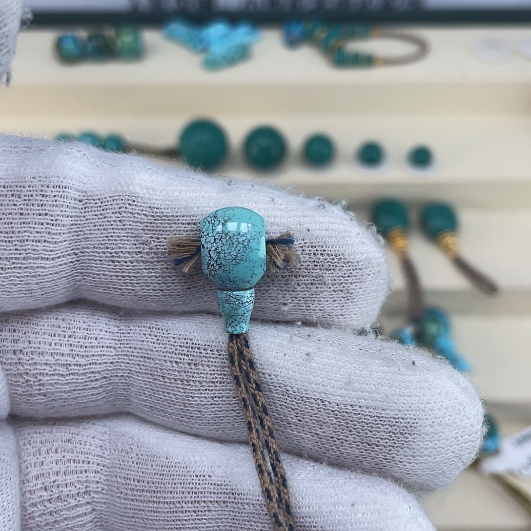 绿松石未镶嵌珠宝奇石全品网花纹三通，1.27g，对孔8.2mm
