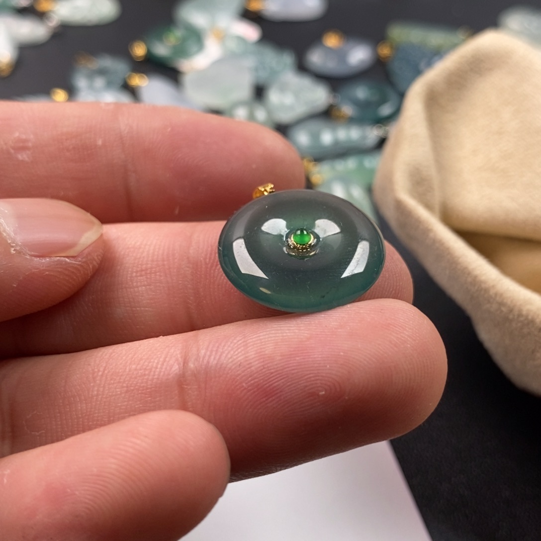 颈饰18K金镶嵌翡翠