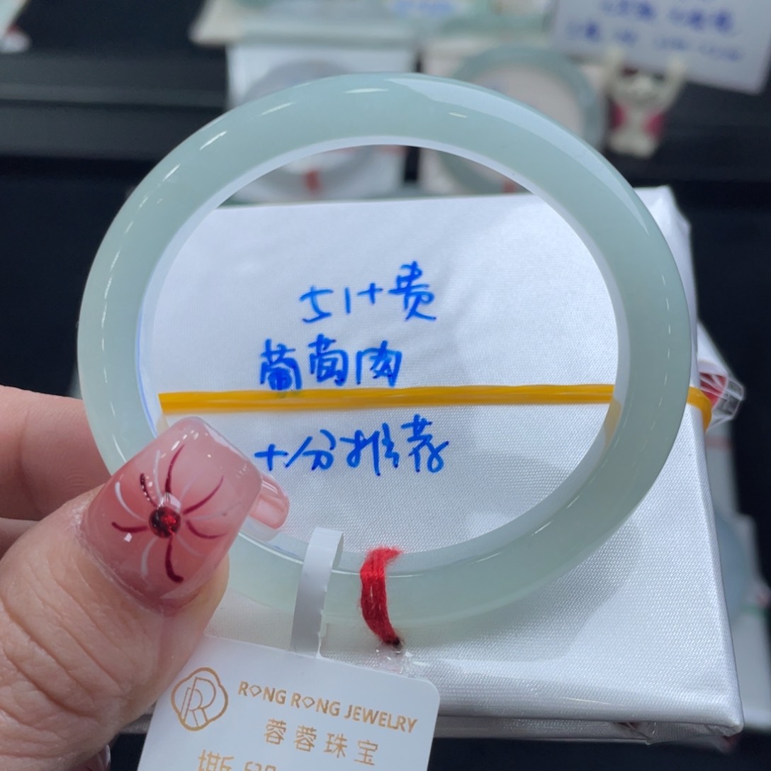 翡翠手镯未镶嵌翡翠手镯