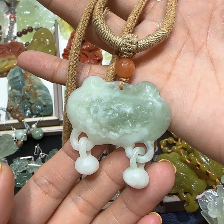 蛇纹石玉未镶嵌吊坠