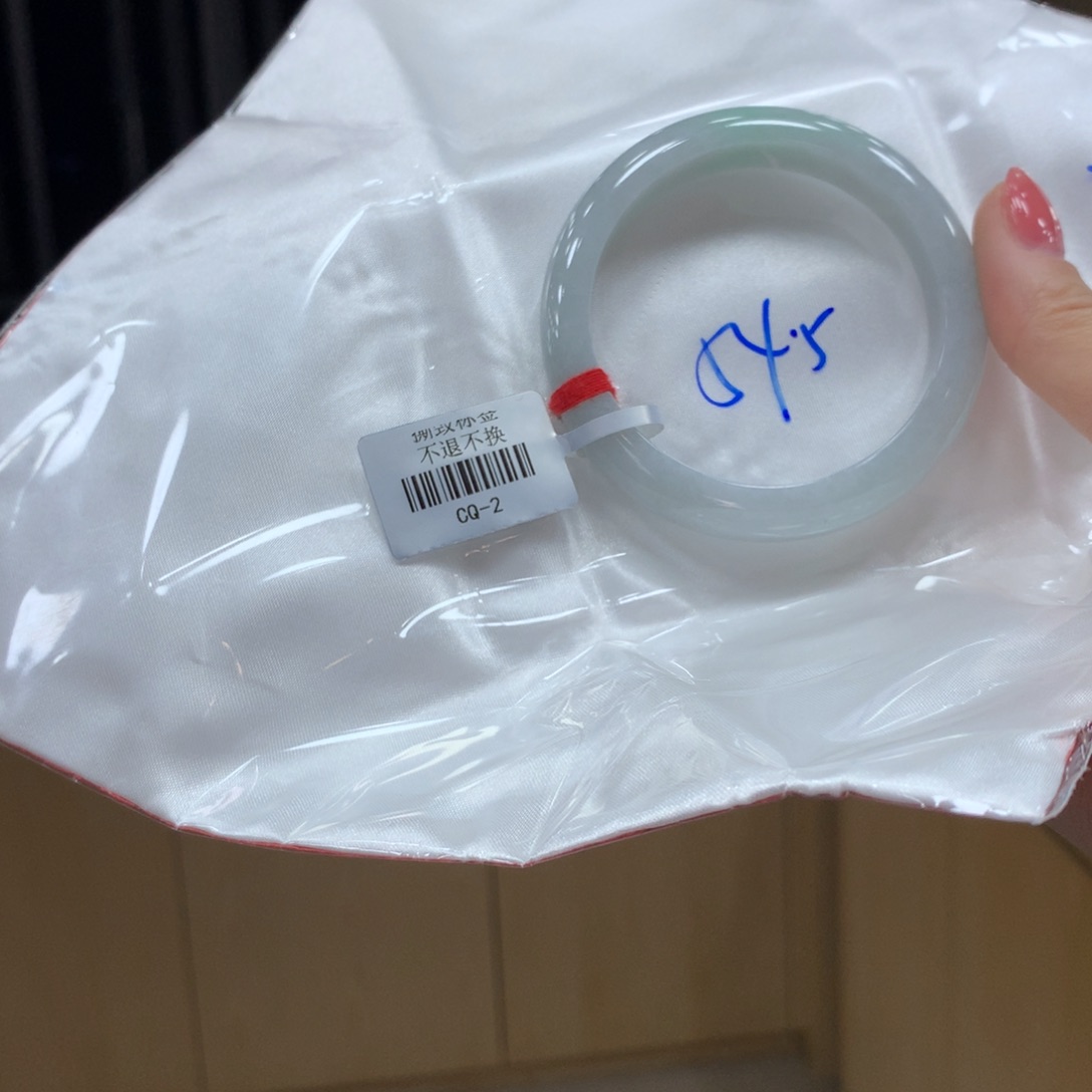 翡翠手镯未镶嵌不退不换