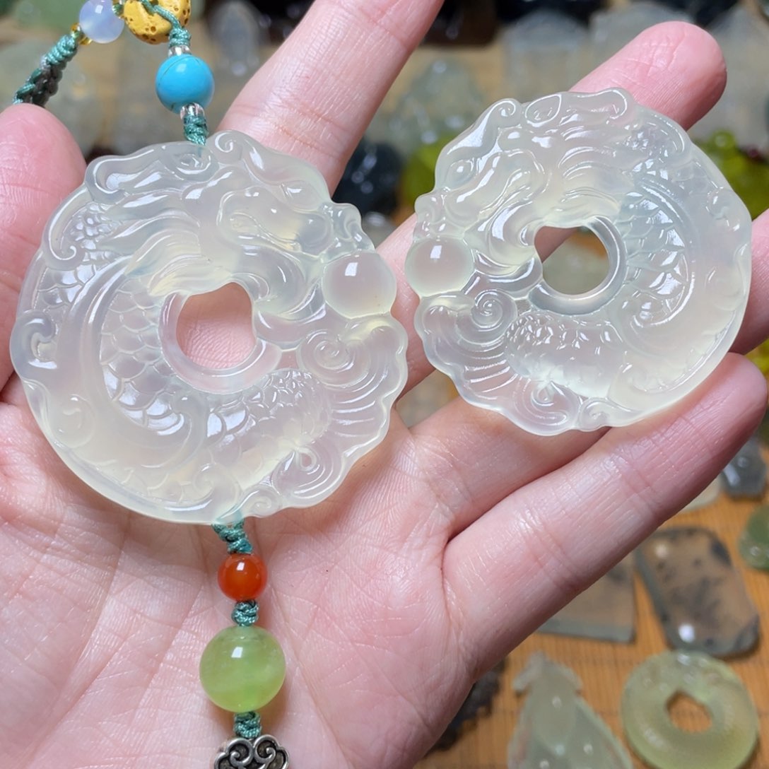 蛇纹石玉车挂未镶嵌泰**芳