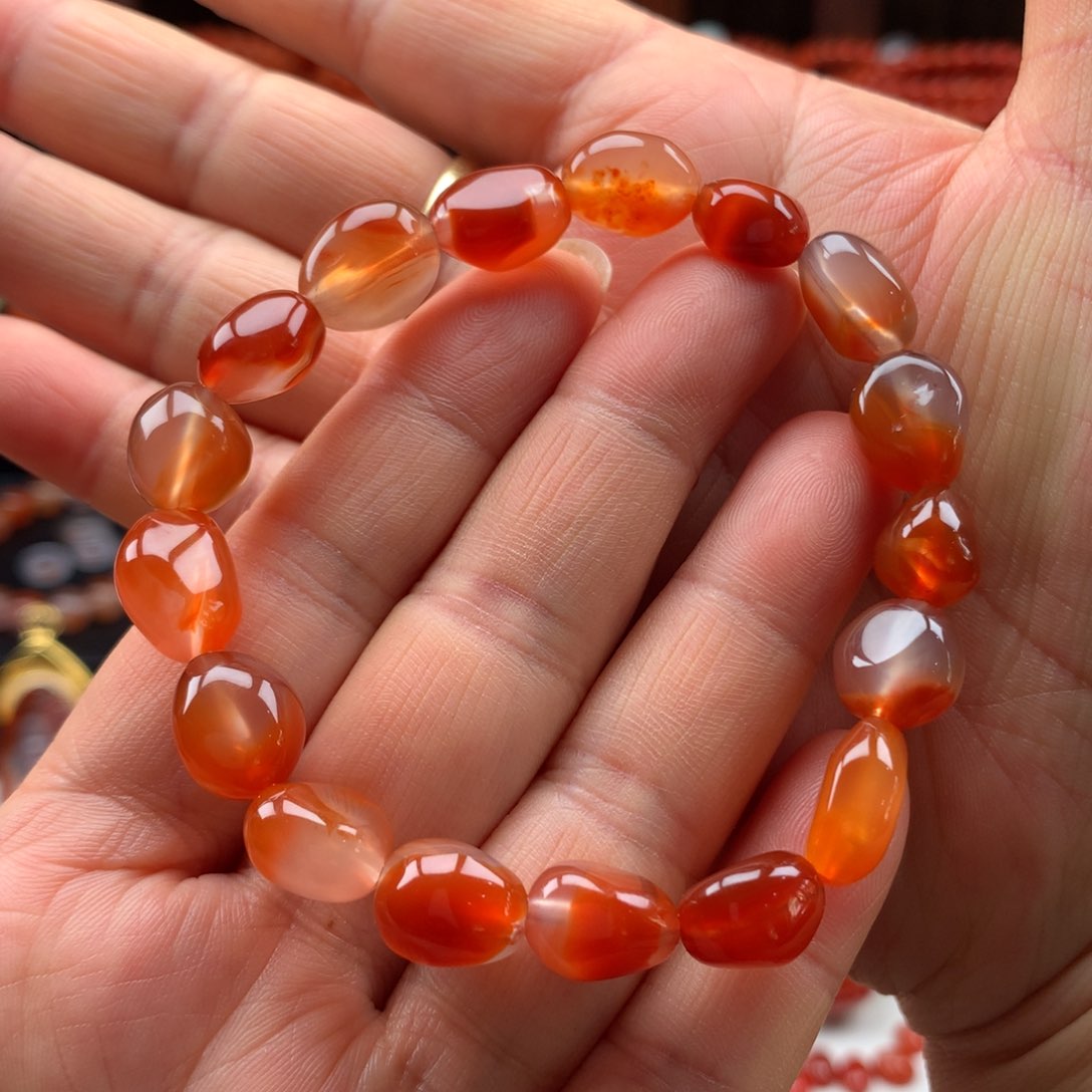 南红玛瑙手串未镶嵌?