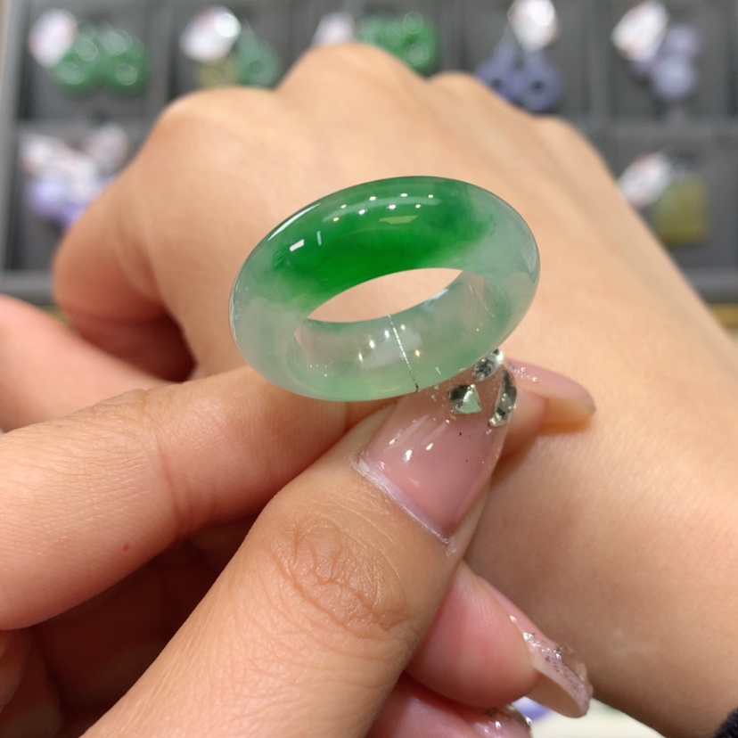 【闪购商品】翡翠戒指未镶嵌依***?微瑕