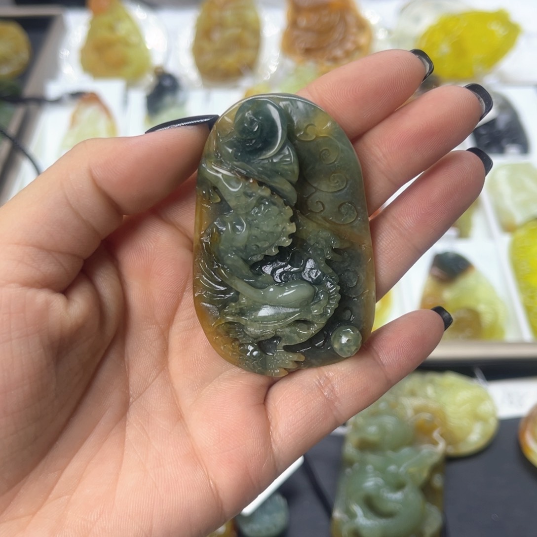 蛇纹石玉颈饰未镶嵌