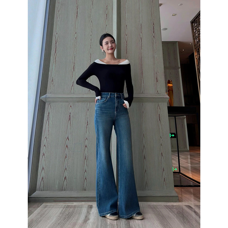 青出于蓝-2025秋款弹力喇叭裤女牛仔裤修身不贴腿筒喇裤