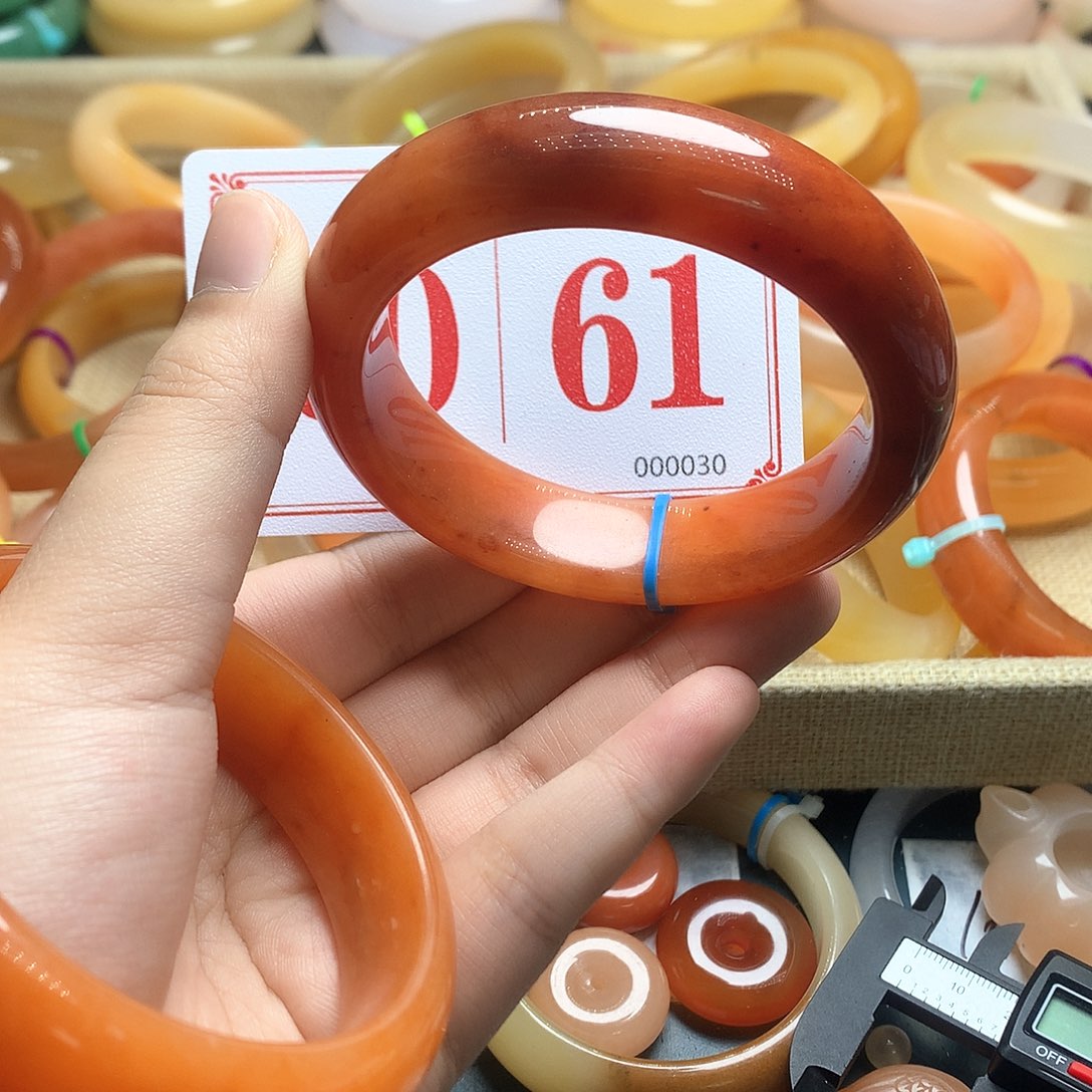 未镶嵌石英质玉（黄龙玉）手镯用****人