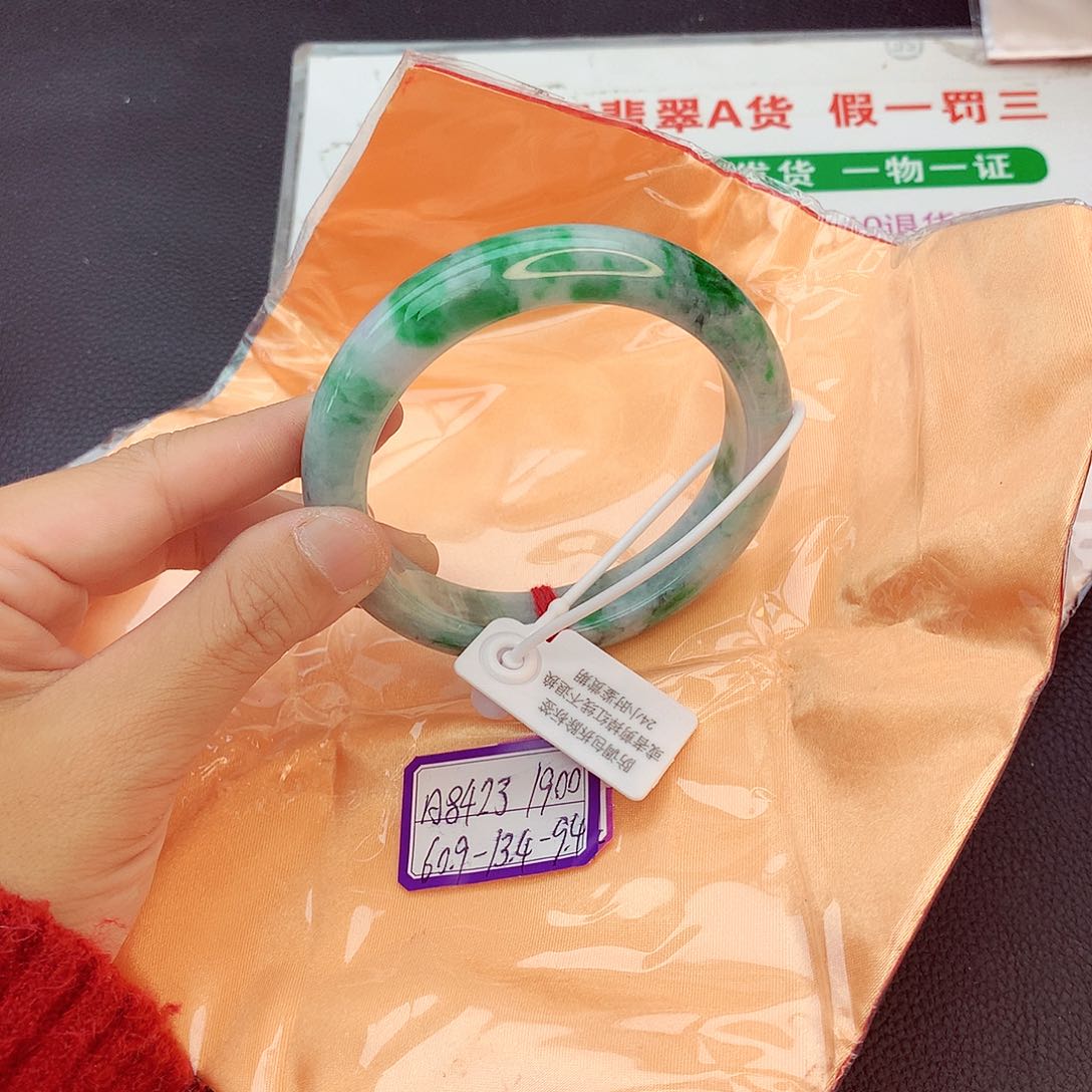 翡翠手镯未镶嵌翡翠