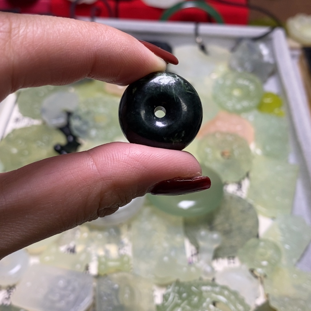 蛇纹石玉颈饰未镶嵌平安扣
