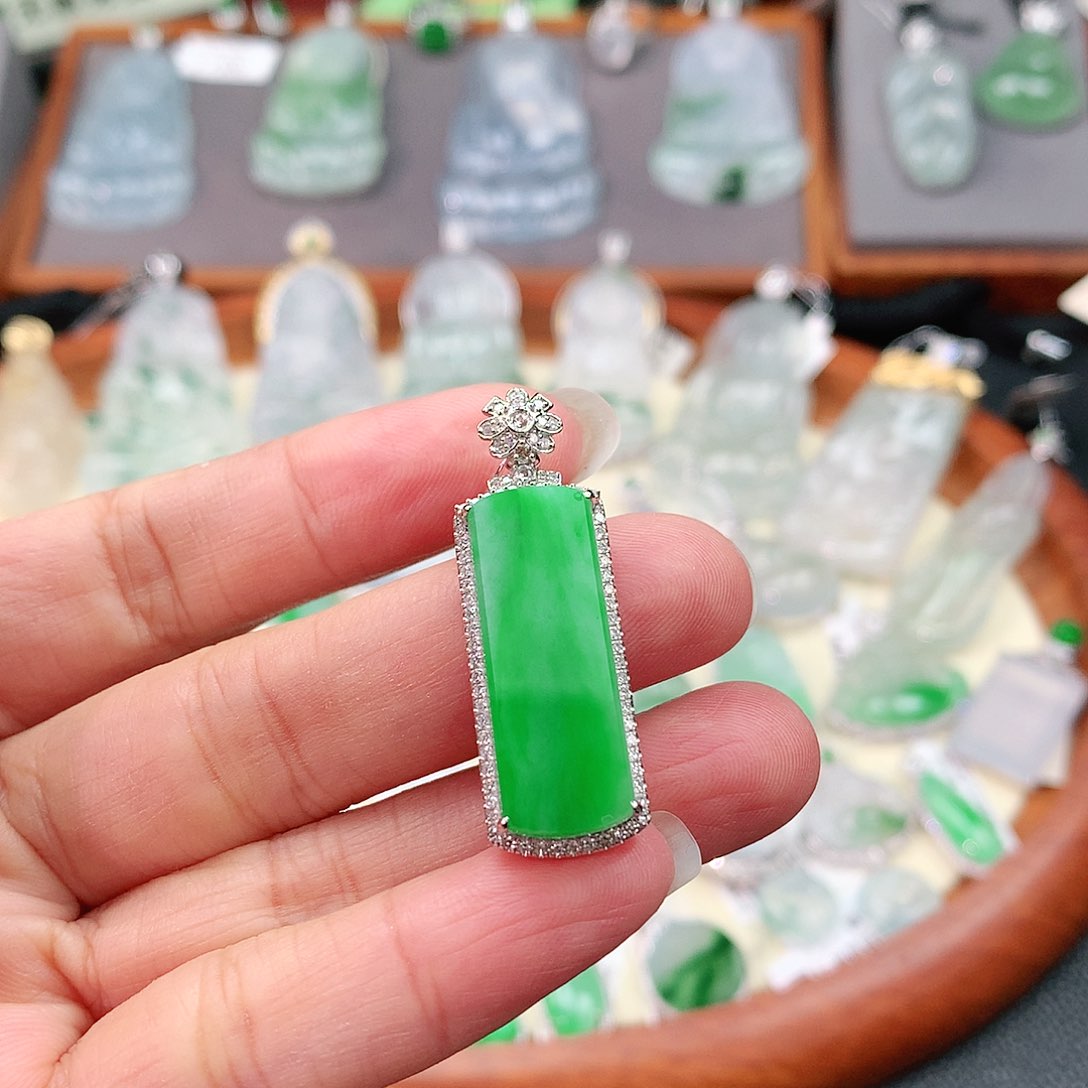 颈饰18K金镶嵌翡翠无事牌