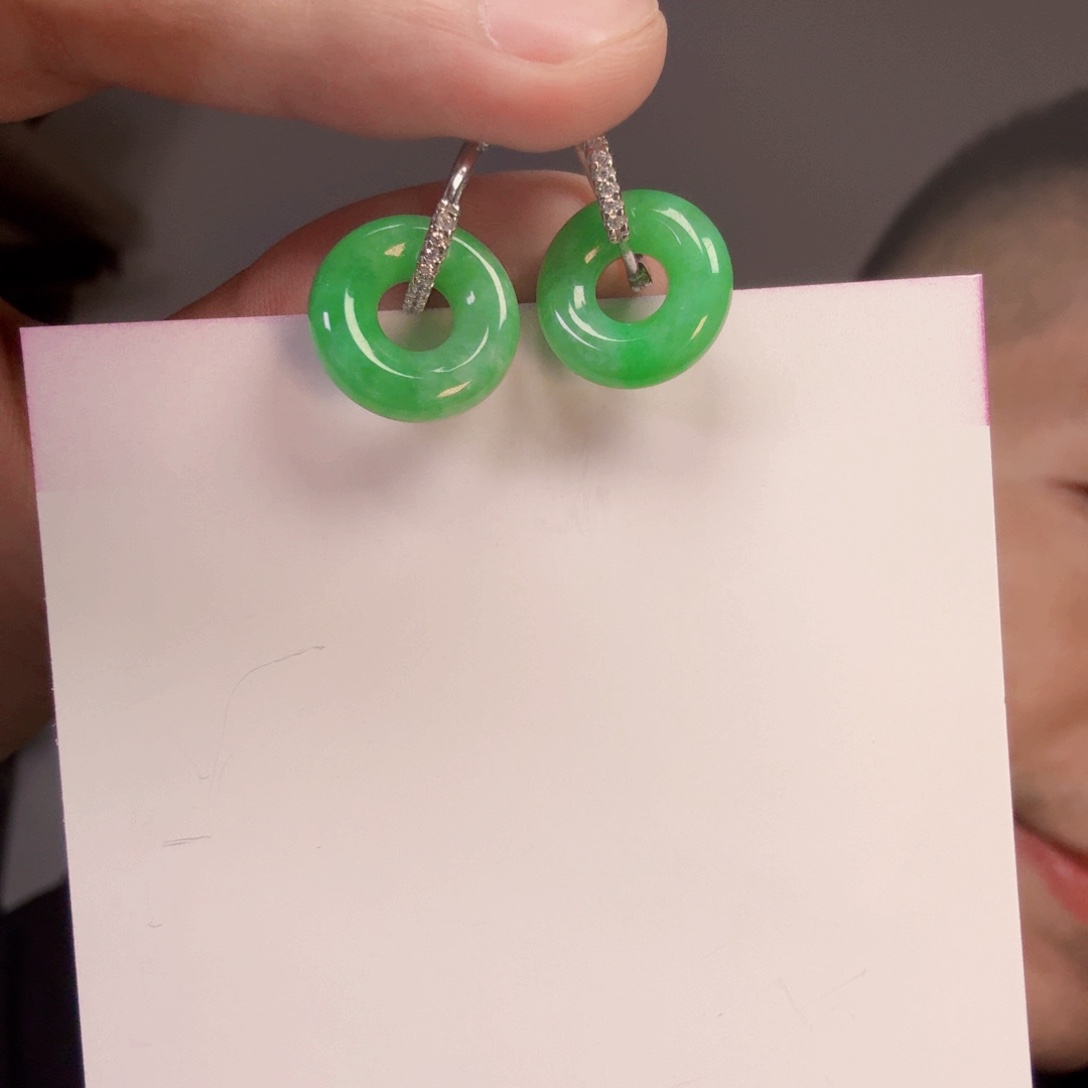 翡翠未镶嵌颈饰一对