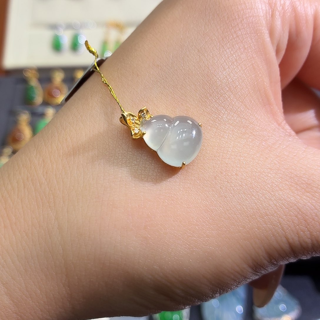 翡翠18K金镶嵌颈饰