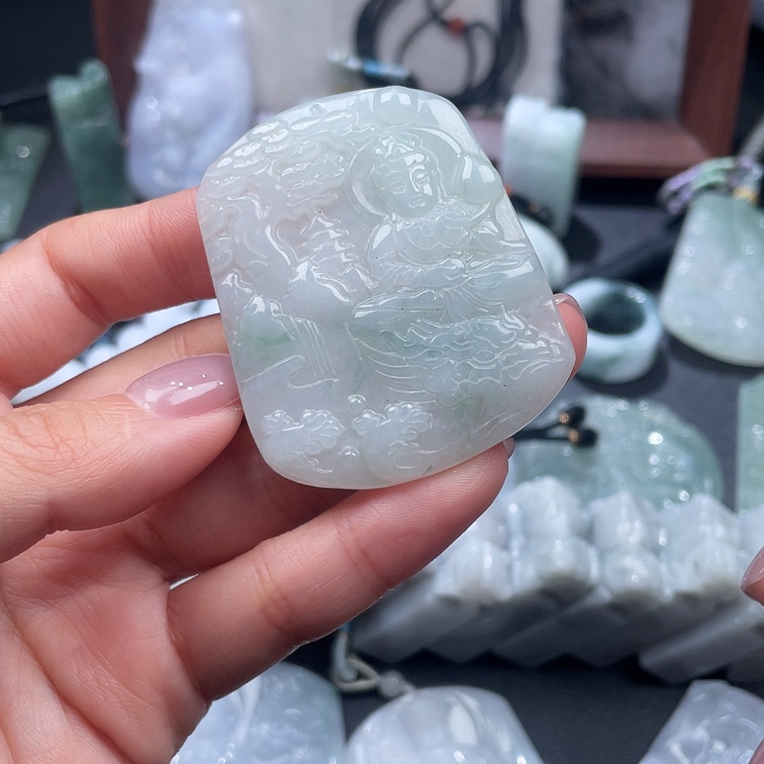 翡翠未镶嵌颈饰有纹路