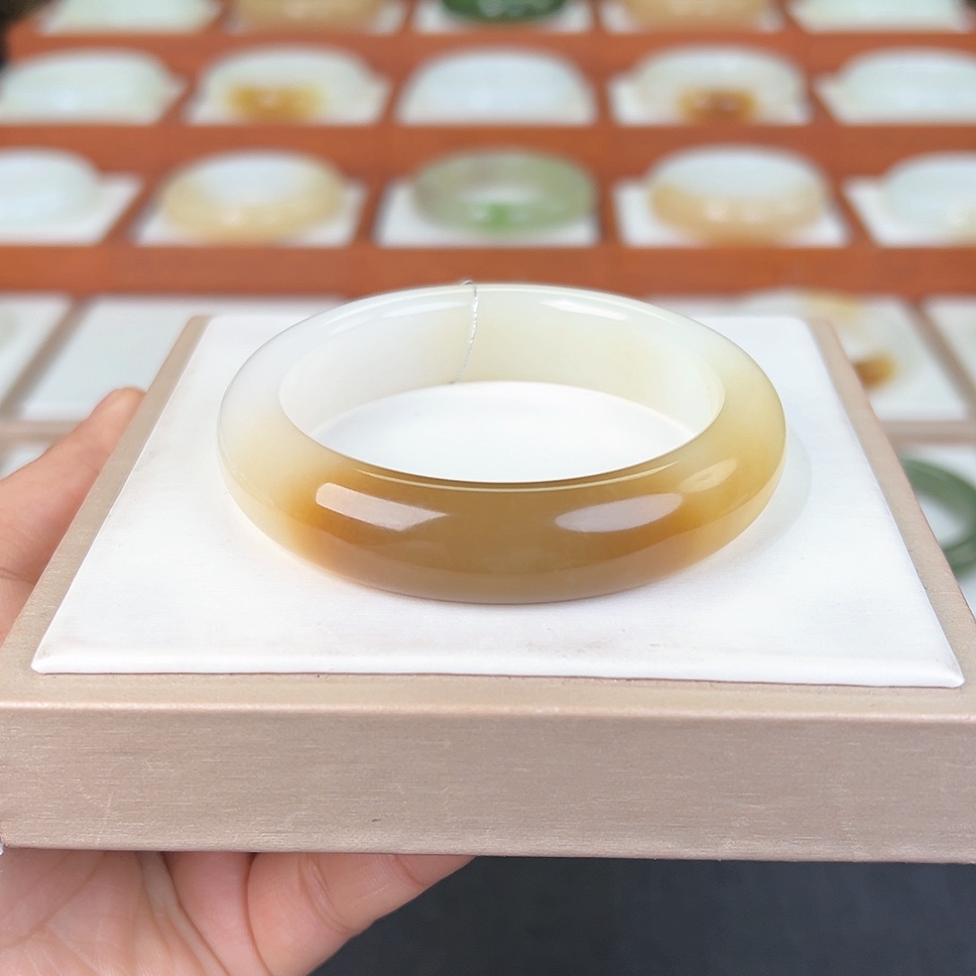 和田玉手镯未镶嵌糖白