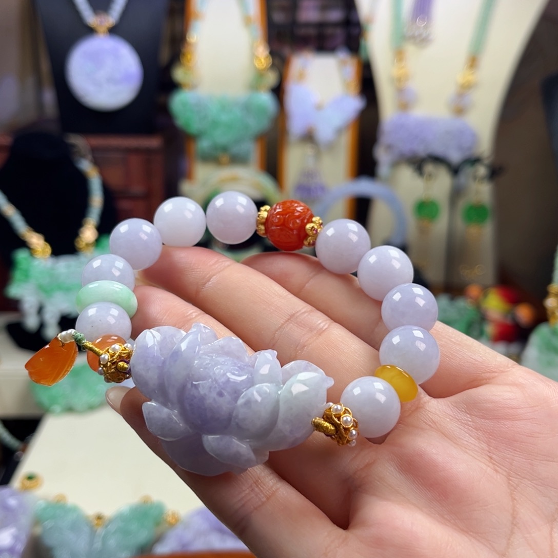 翡翠未镶嵌颈饰莲花