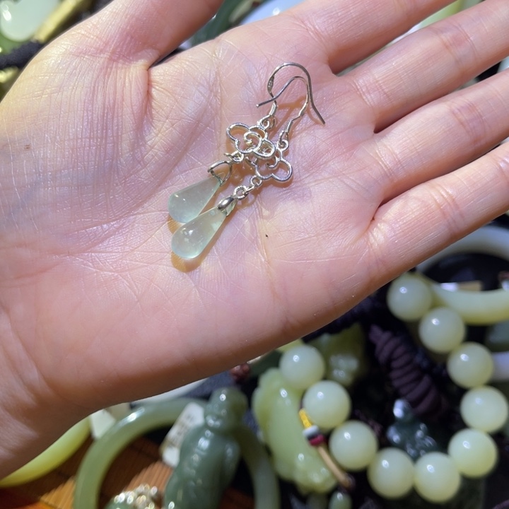 喵****岫玉未镶嵌颈饰耳坠