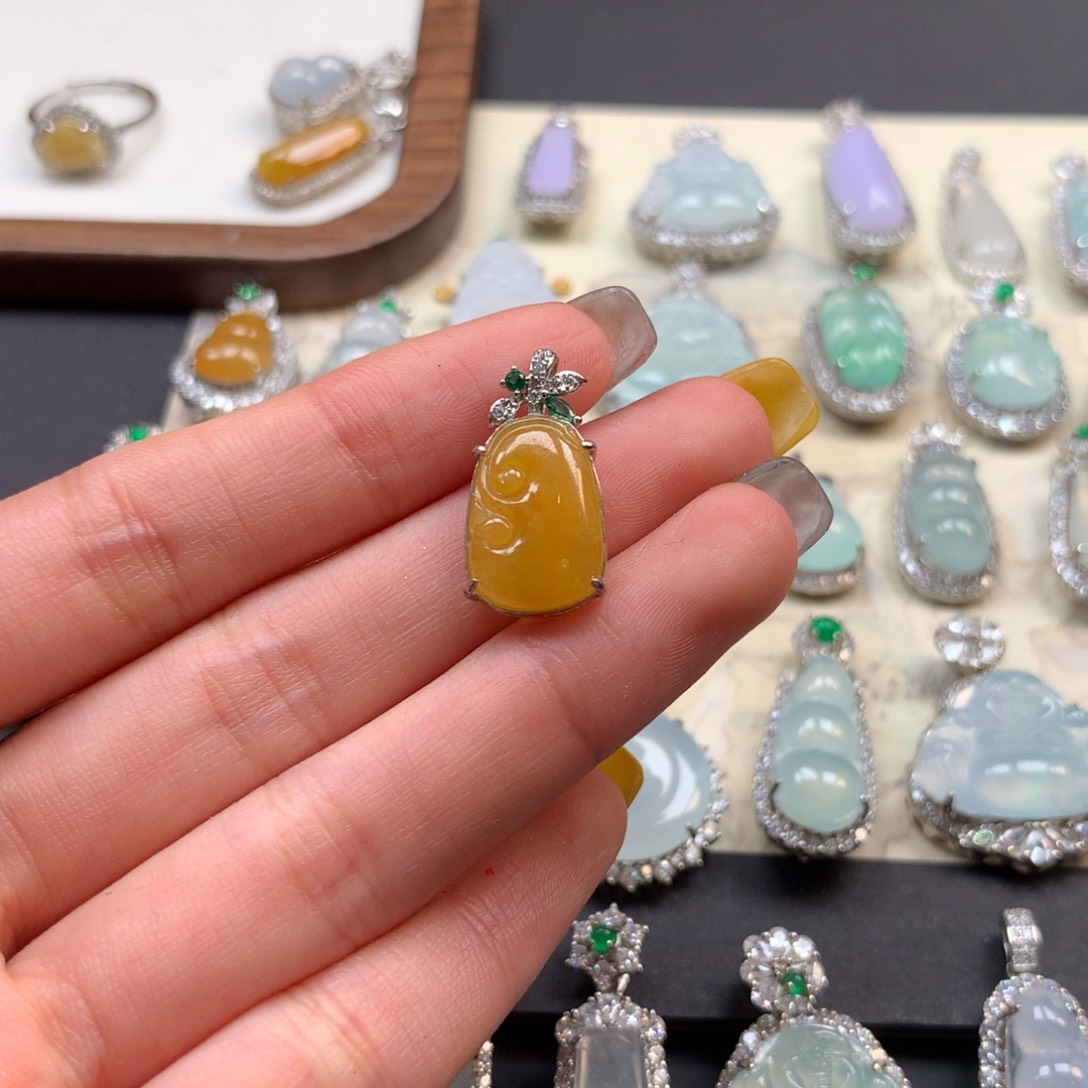 翡翠银S925镶嵌颈饰黄如意