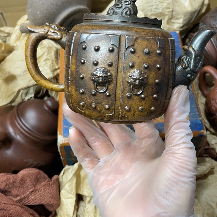 紫砂茶壶矿泥料，手工制作的一把紫砂壶。