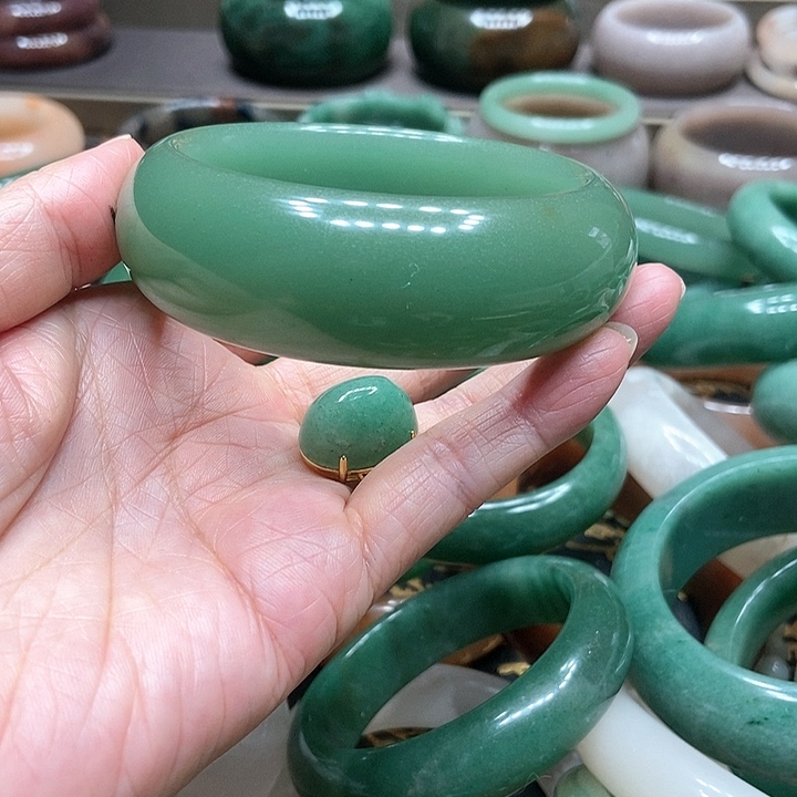 石英质玉手镯未镶嵌幸*花