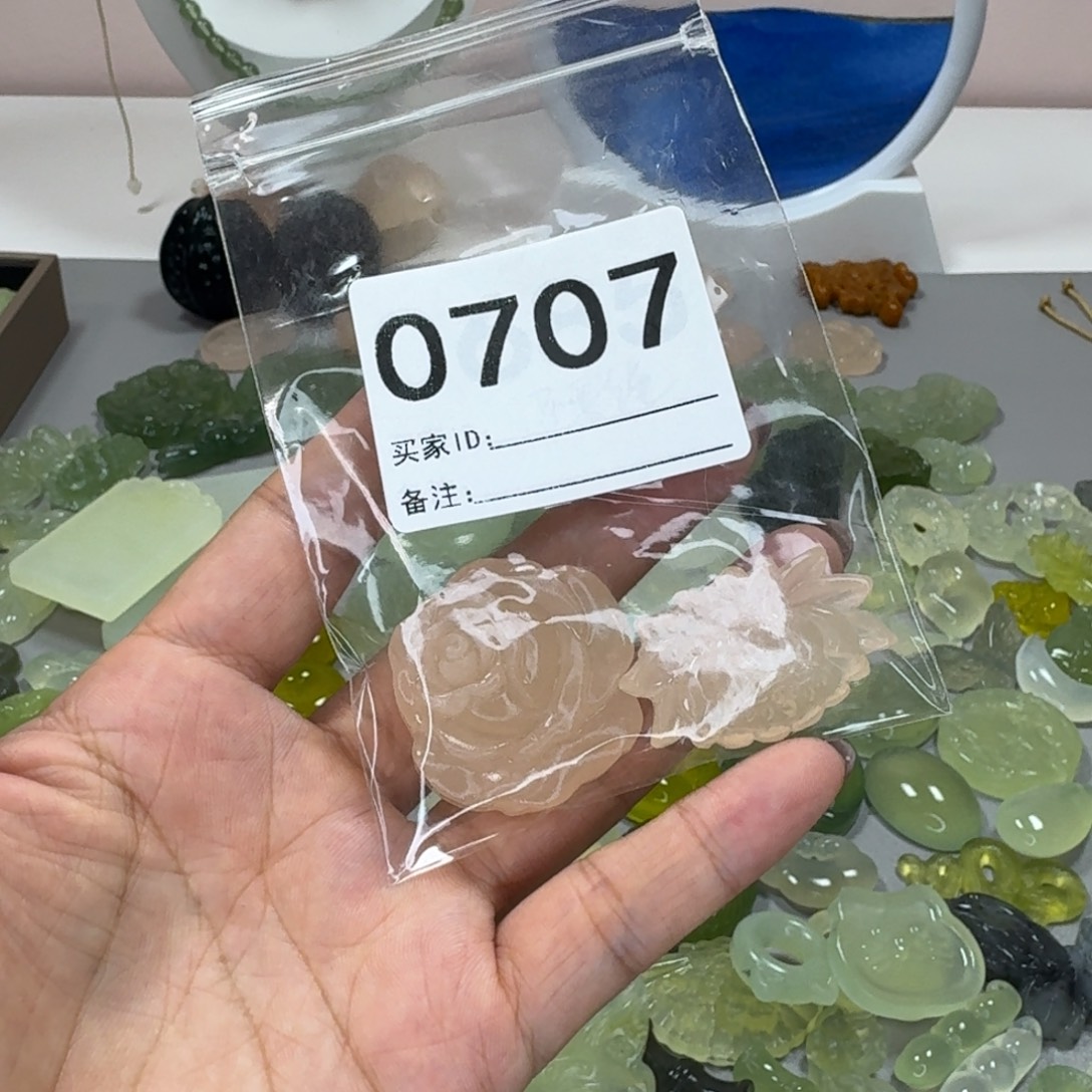 吾***鸩岫玉合金颈饰精美礼品