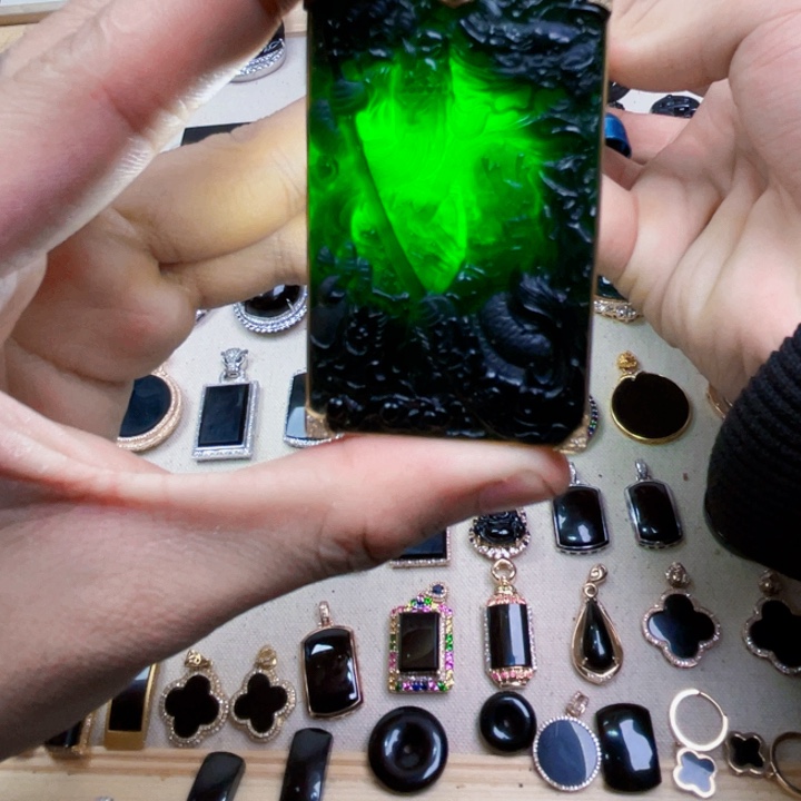 18K金镶嵌定制翡翠墨翠关公吊坠