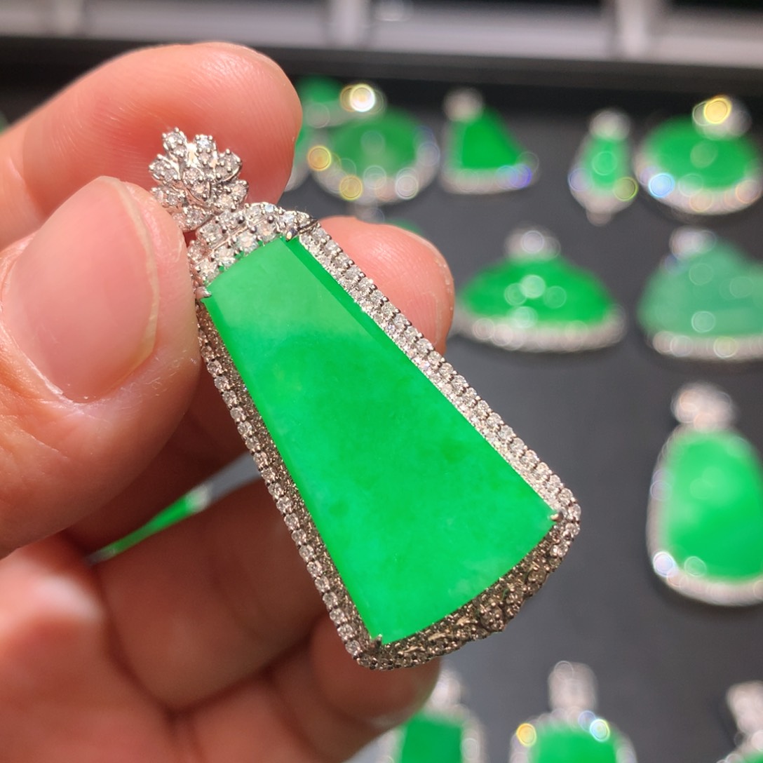 翡翠颈饰18K金镶嵌翡翠