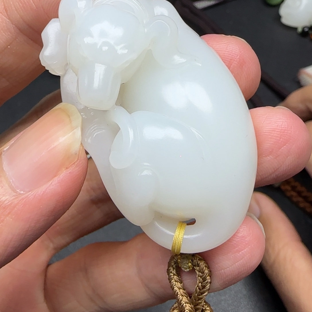 山***间吊坠(不含链)未镶嵌和田玉