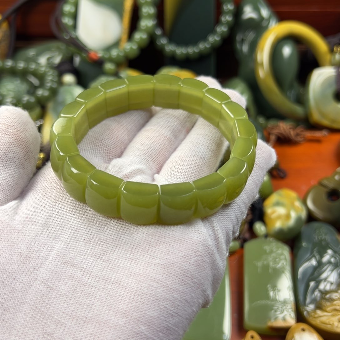 岫岩老玉（透闪石质玉）手链未镶嵌看**来