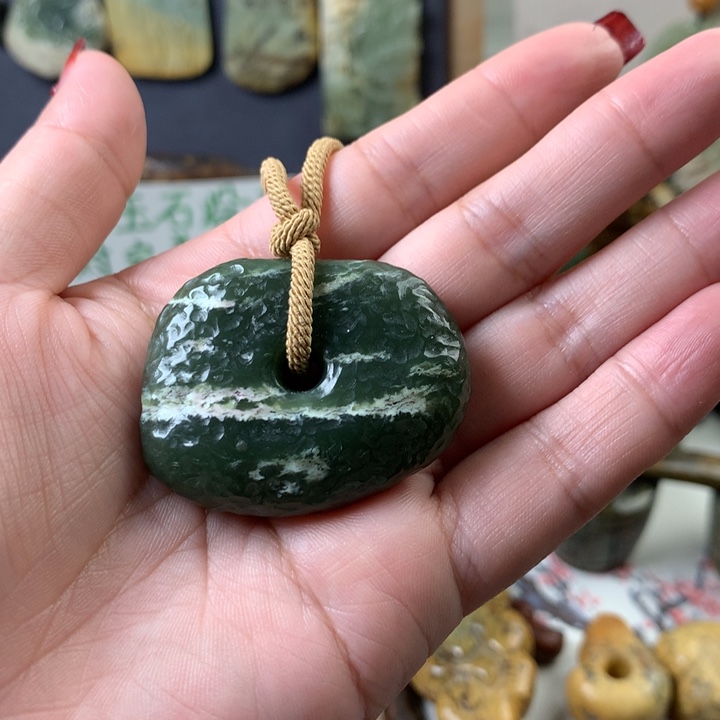 透闪石质玉挂件未镶嵌