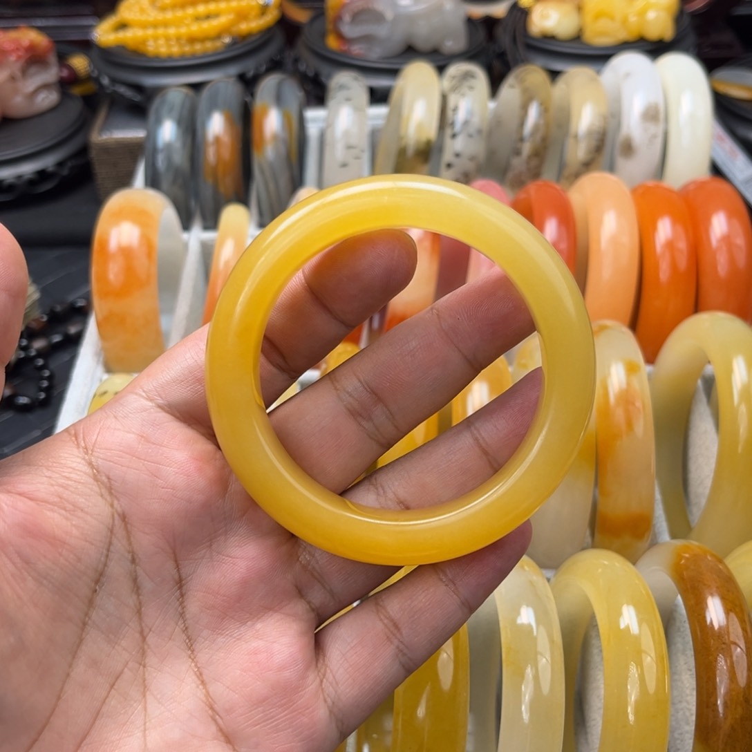 石英质玉（黄龙玉）手镯未镶嵌小**志