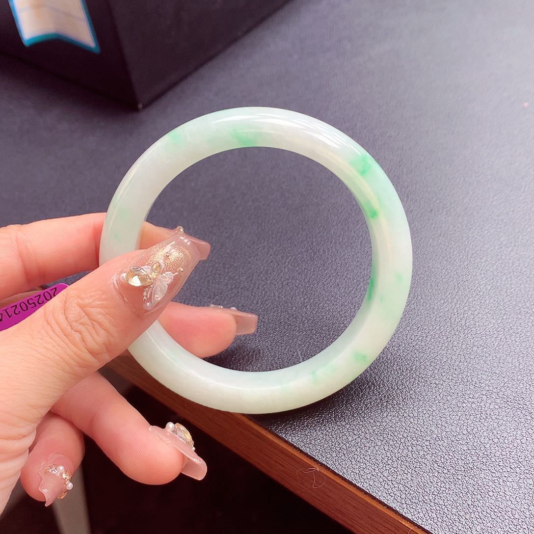 翡翠手镯未镶嵌缅甸翡翠