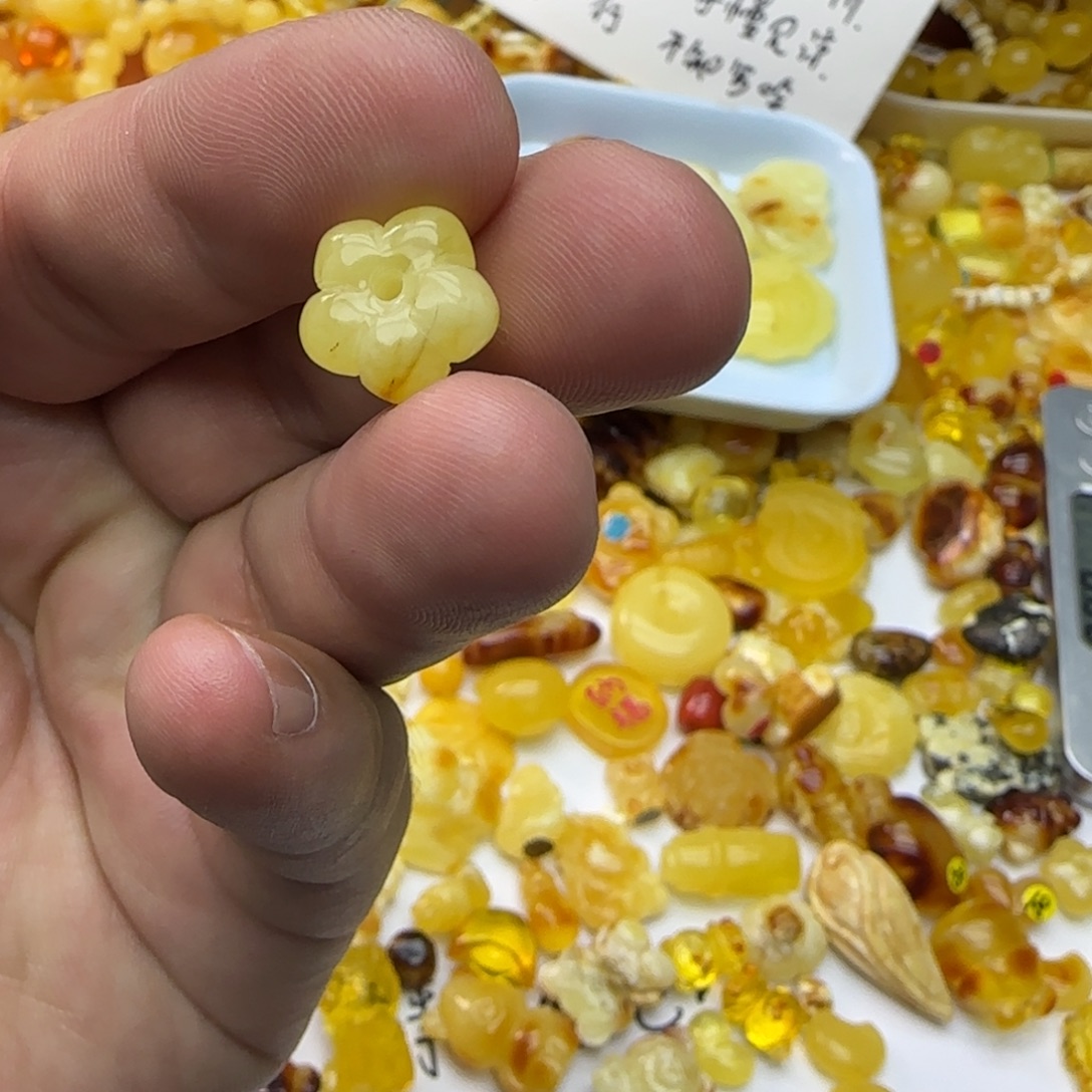 琥珀未镶嵌裸石0.63克有瑕01