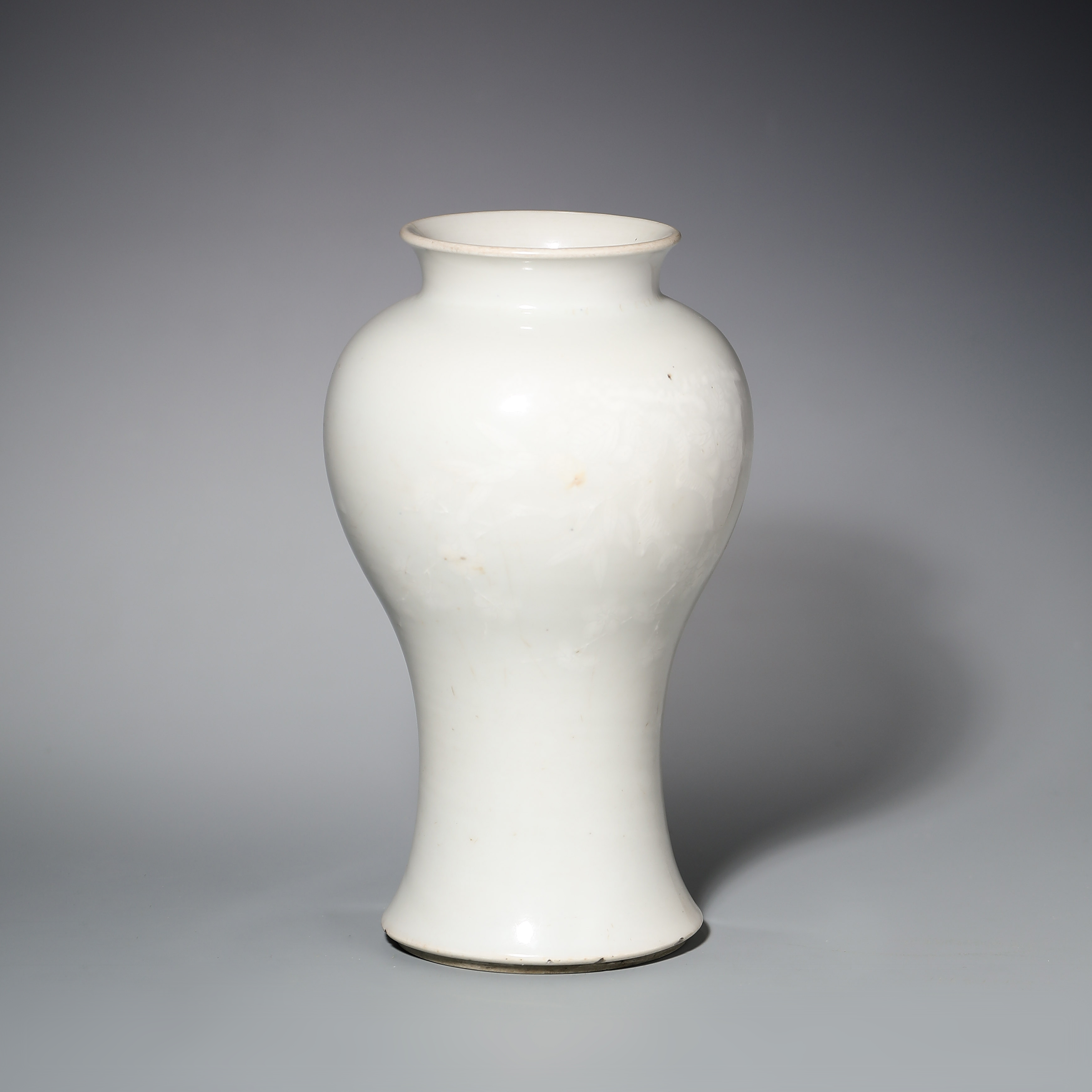 9228 清乾隆 白釉沥粉梅竹双清纹小尊