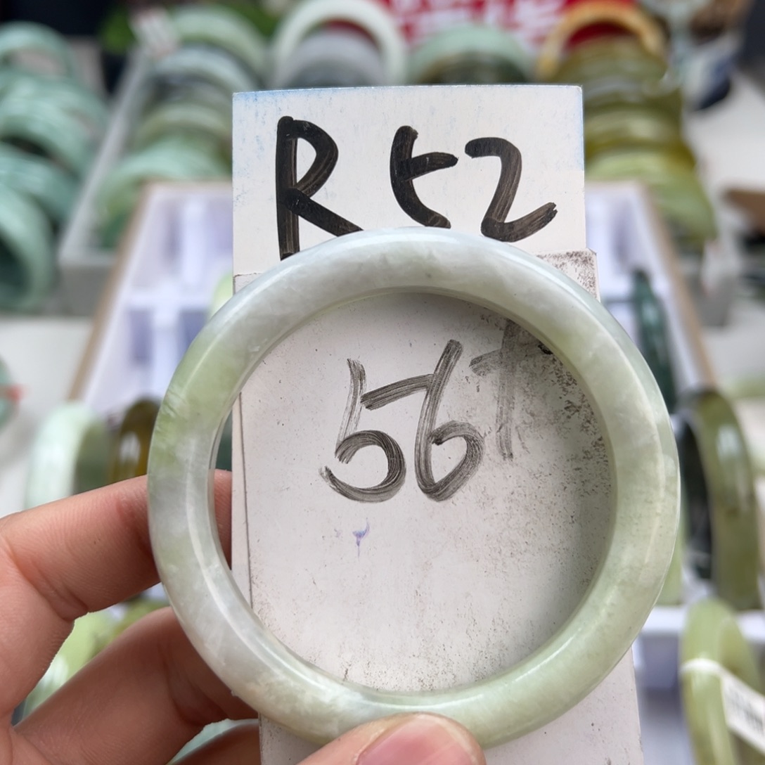 岫玉手镯未镶嵌天然岫玉微瑕，可以正常佩戴