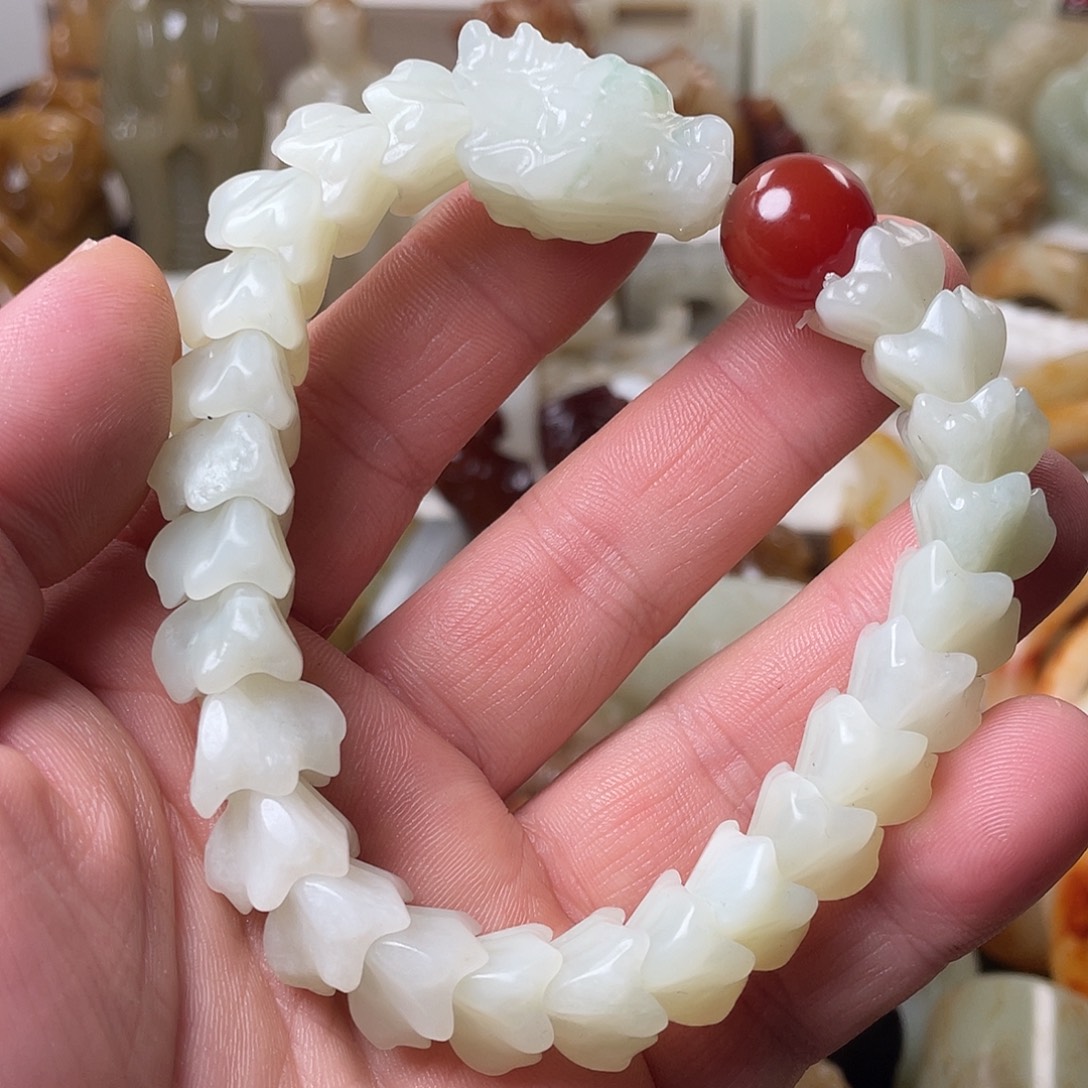 8***家和田玉未镶嵌颈饰