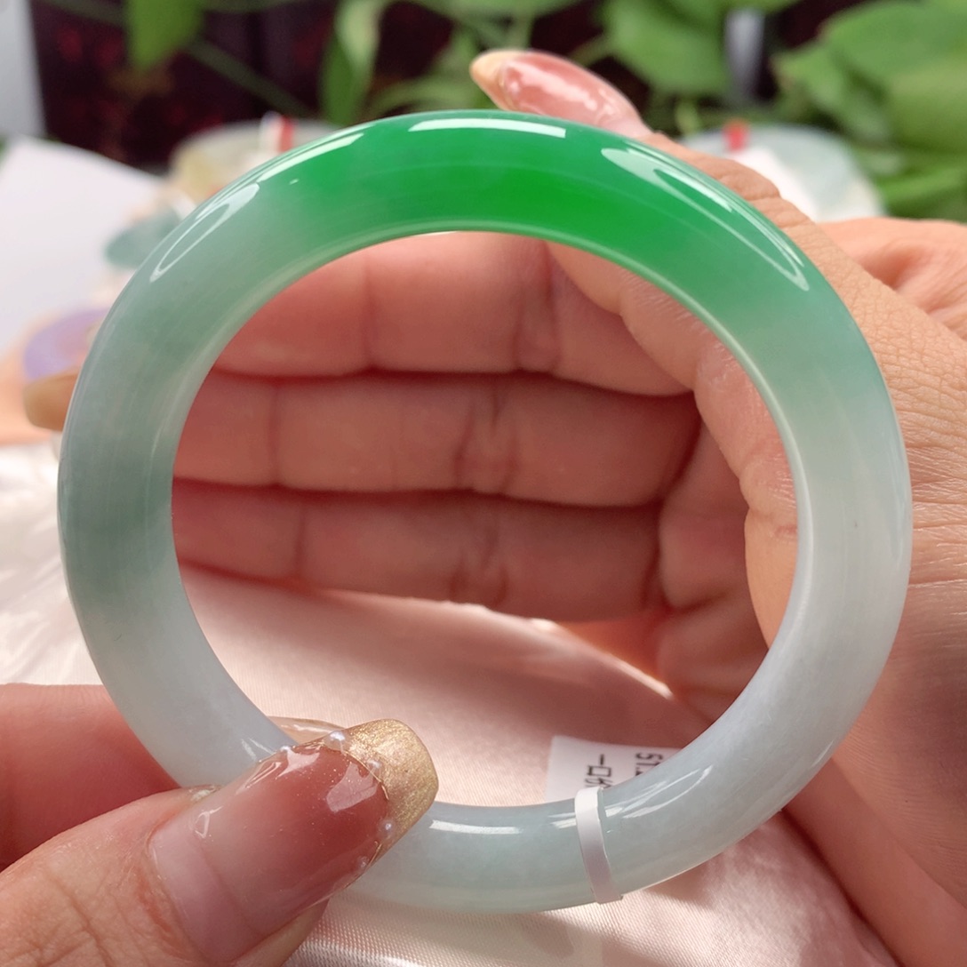 翡翠手镯（圆镯）未镶嵌51.3浓阳辣绿 起胶细腻 小柒