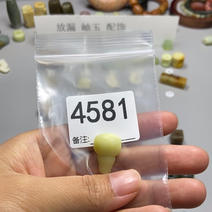 吃***羊未镶嵌蛇纹石玉颈饰