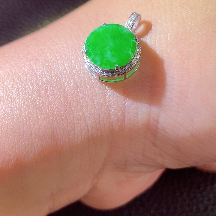 翡翠18K金镶嵌颈饰翡翠