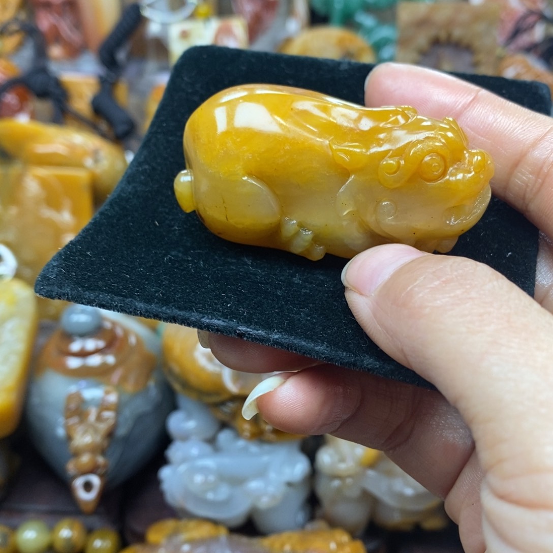 未镶嵌石英质玉（黄龙玉）颈饰
