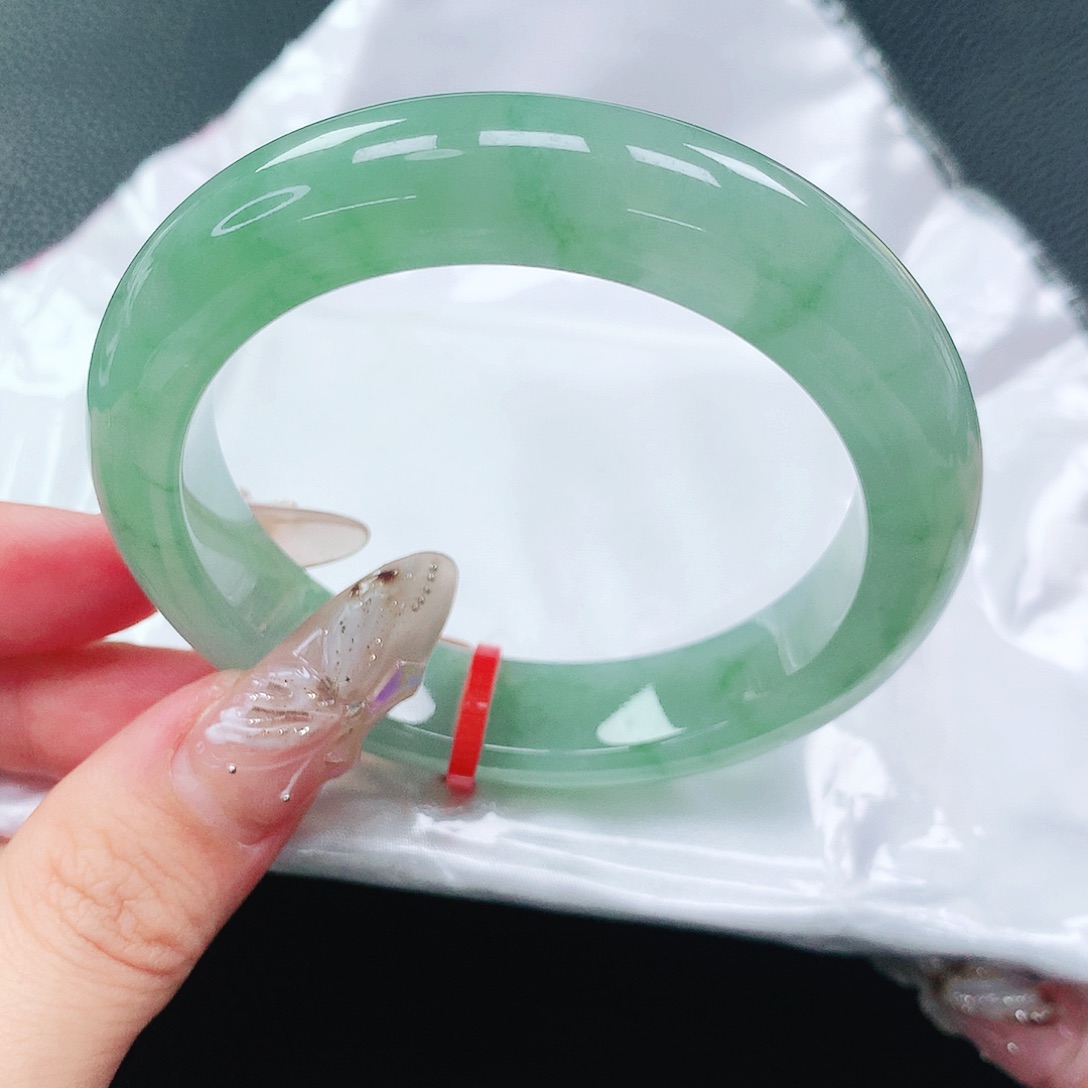 翡翠手镯未镶嵌52圈