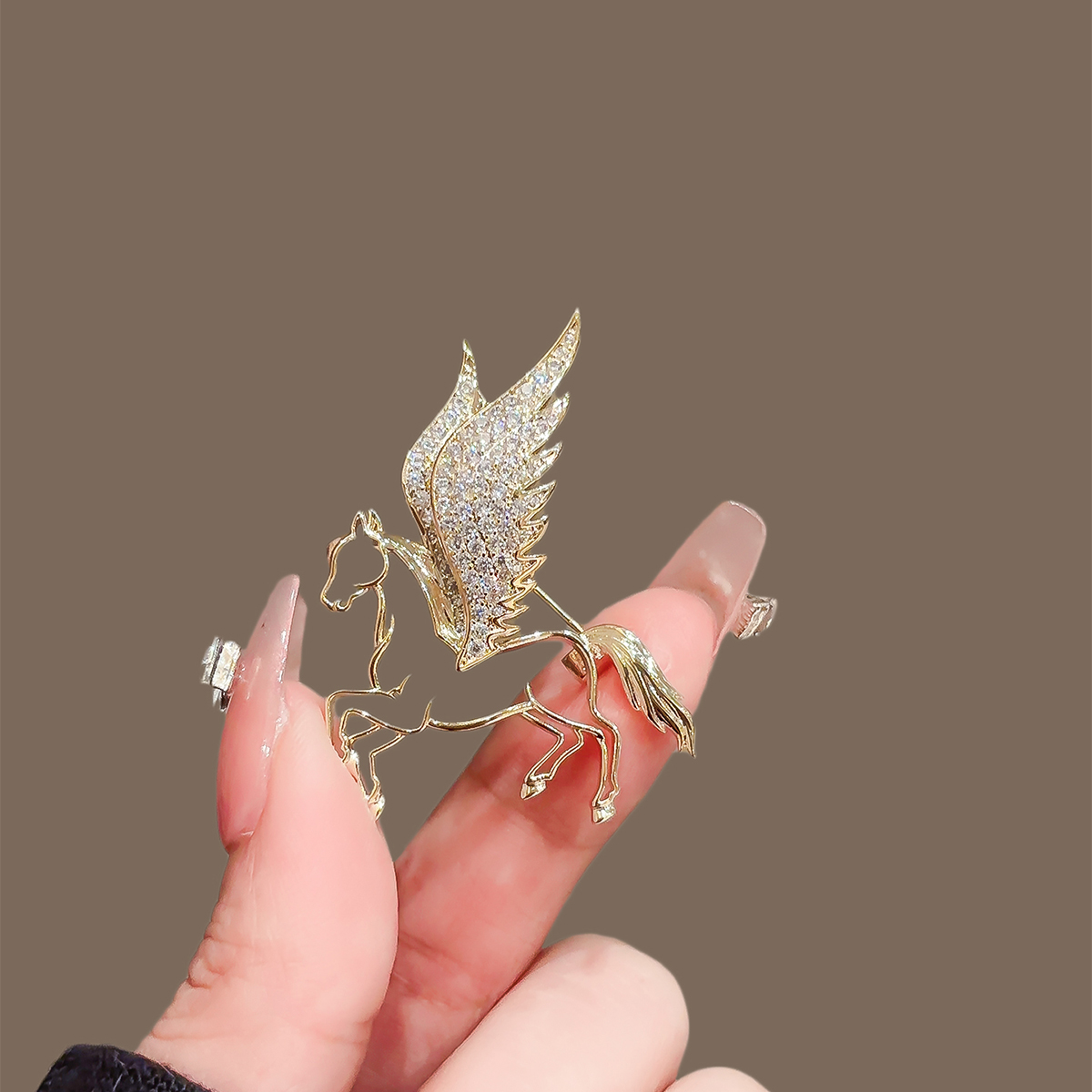 铜胸针 小飞马胸针高档女新款高级感别针西装胸花配饰生肖礼物